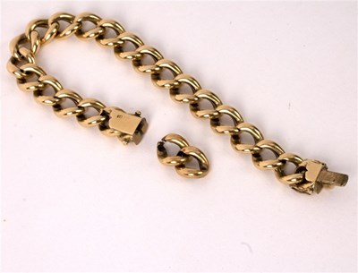 Lot 20 - An 18ct gold curb link bracelet, 21cm long...