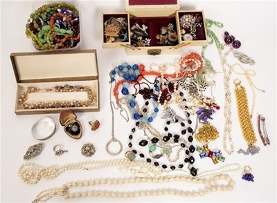 Lot 30 - A quantity of costume jewellery including bead...