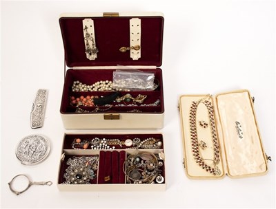 Lot 40 - A quantity of costume jewellery including a...