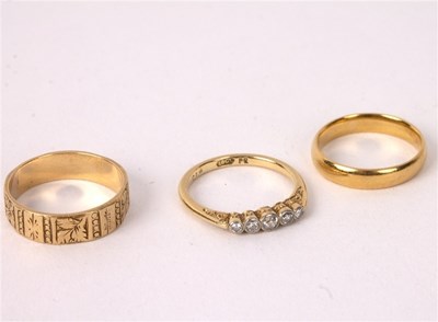 Lot 49 - A diamond five-stone ring set in yellow gold,...