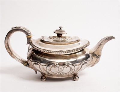 Lot 84 - A George IV silver teapot, William Elliott,...