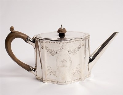 Lot 115 - A George III silver teapot, Charles Aldridge&...
