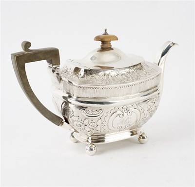 Lot 119 - A George III silver teapot, Duncan Urquhart&...