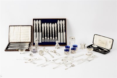 Lot 121 - A quantity of silver to include a boxed...