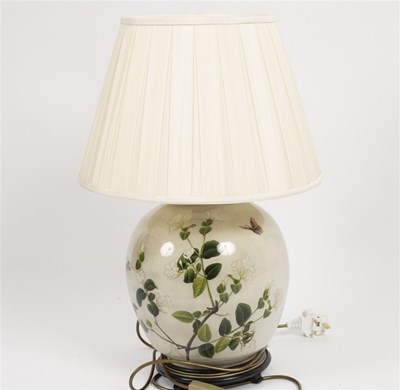 Lot 584 - A floral pottery table light with shade