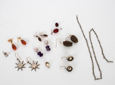 Lot 719 - Various pairs of drop earrings including...