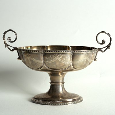 Lot 29 - A silver oval octofoil pedestal dish,...