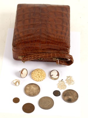Lot 101 - A jewel box marked Mappin & Webb containing a...