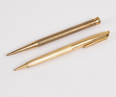 Lot 106 - A 9ct gold propelling pencil, ER, Birmingham...