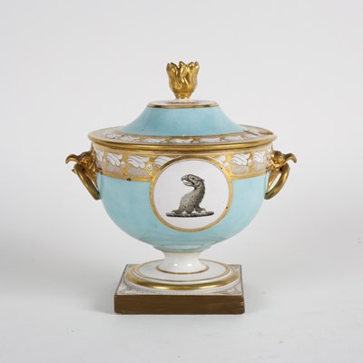 Lot 177 - A Worcester crested dessert tureen and cover,...