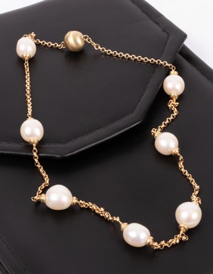 Lot 44 - An 18ct yellow gold and pearl chain necklace
