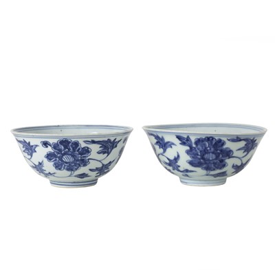 Lot 244 - A pair of Chinese blue and white bowls, late...