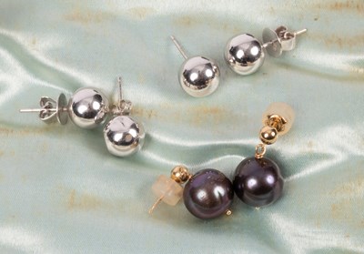 Lot 107 - A pair of 14k yellow gold and Tahitian pearl earrings