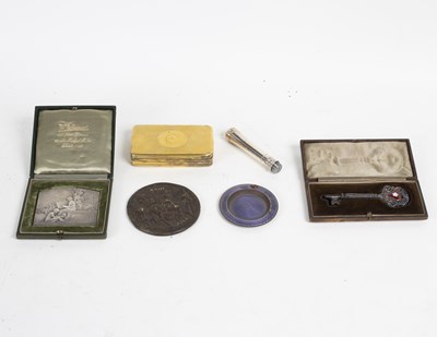 Lot 352 - A cased key, cased plaque and lockets...