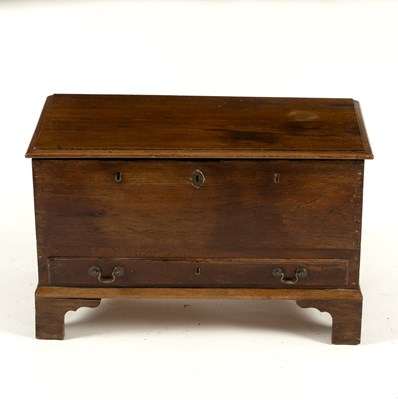 Lot 751 - A 19th Century oak coffer bach, the hinged lid...