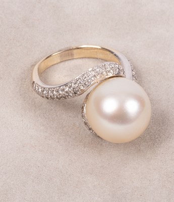 Lot 116 - A pearl and diamond ring