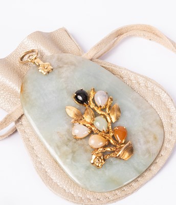 Lot 110 - A jade pendant mounted in 14K gold