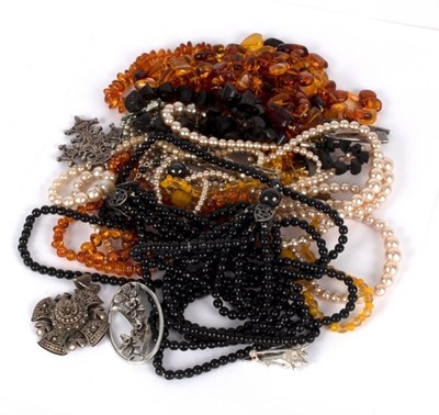Lot 18 - A quantity of costume jewellery including...