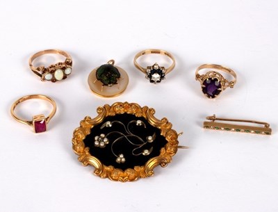 Lot 19 - An early Victorian mourning brooch the floral...