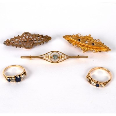 Lot 28 - An aquamarine and pearl bar brooch, the...