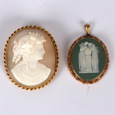 Lot 29 - A shell cameo brooch depicting a Classical...