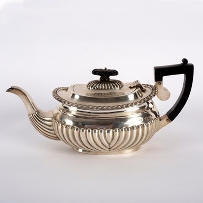 Lot 52 - A silver teapot, J & C, Birmingham 1904, of...