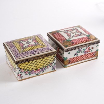 Lot 194 - A pair of Samson porcelain trinket boxes, 10cm...