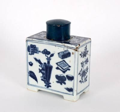 Lot 275 - A Chinese blue and white tea canister, late...