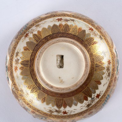 Lot 322 - A Japanese Satsuma bowl with floral shaped rim,...