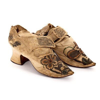 Lot 460 - A pair of 17th Century silk court shoes with...