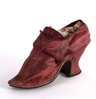 Lot 461 - An 18th Century single silk crimson shoe with...