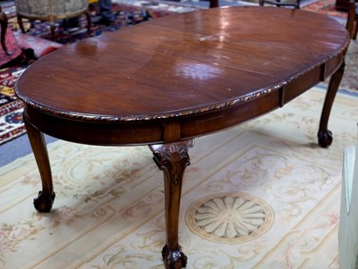 Lot 537 - A Queen Anne style mahogany extending dining...