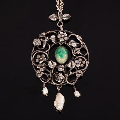 Lot 19 - An Art Nouveau pendant of wreath form, set a...