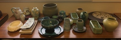 Lot 252 - Sundry ceramics and pottery