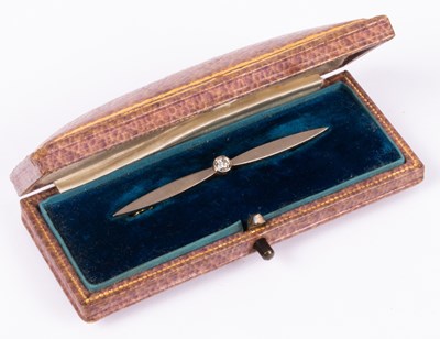 Lot 100 - An early 20th Century diamond bar brooch