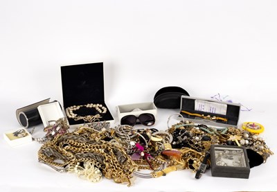 Lot 9 - A quantity of costume jewellery