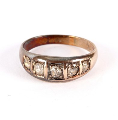 Lot 18 - An Edwardian diamond five-stone ring set in...