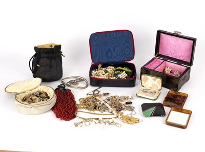 Lot 32 - A quantity of costume jewellery including...