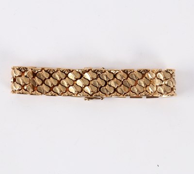 Lot 37 - A .333 standard gold bracelet of articulated...