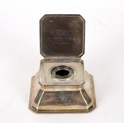 Lot 154 - A silver inkwell, Goldsmiths & Silversmiths Co...