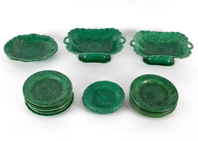 Lot 281 - A quantity of Wedgwood and other leaf moulded...