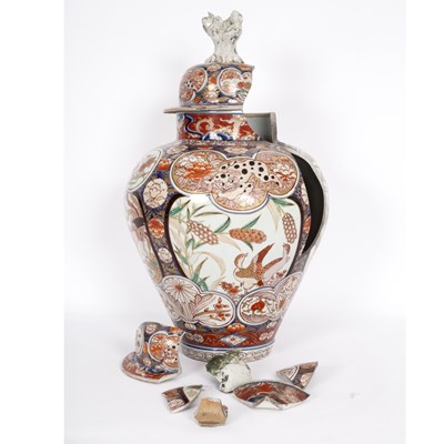 Lot 512 - A Japanese Imari jar and cover, circa 1700,...