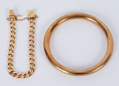 Lot 41 - A gold bracelet of flattened curb links and a...