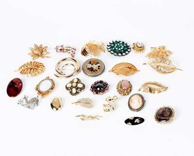 Lot 44 - A quantity of costume jewellery brooches to...