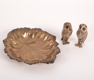 Lot 121 - A novelty silver salt and pepper pot of owl...