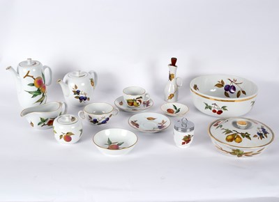 Lot 184 - A quantity of Royal Worcester Evesham pattern...