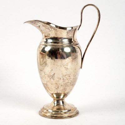 Lot 12 - An Edwardian ovoid form silver jug, Barnard,...