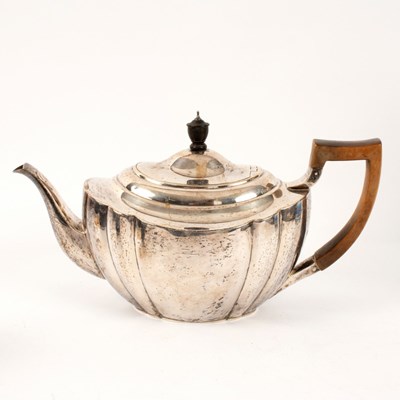 Lot 35 - A Victorian silver teapot, Barnard Bros.,...