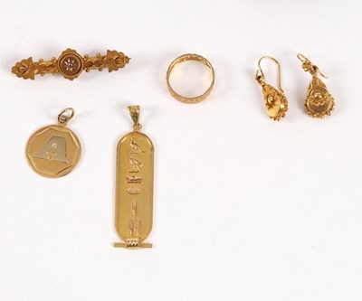 Lot 68 - An 18ct gold medallion with initial A to...