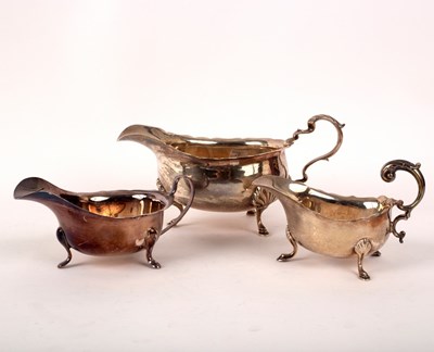 Lot 40 - A Georgian style silver sauce boat, ED, London...